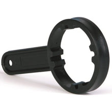 Der Dr. Schumacher Kanisterschlüssel (1 Stück) der Dr. Schumacher GmbH ist ein schwarzes Kunststoffwerkzeug mit einem gekerbten, runden Ende und einem flachen Griff, ideal zum Lösen von runden Befestigungen wie Wasserfiltergehäusen. Abgebildet auf weißem Hintergrund.