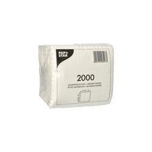 Eine versiegelte Packung PAPSTAR Dessertdeckchen 15x15 cm, weiß (2000 Stück) von PAPSTAR GmbH, ideal als weiße Dessertunterlage in der Gastronomie; rechteckige Servietten in klarem Kunststoff gestapelt mit mehrsprachigem Text und einem Barcode.