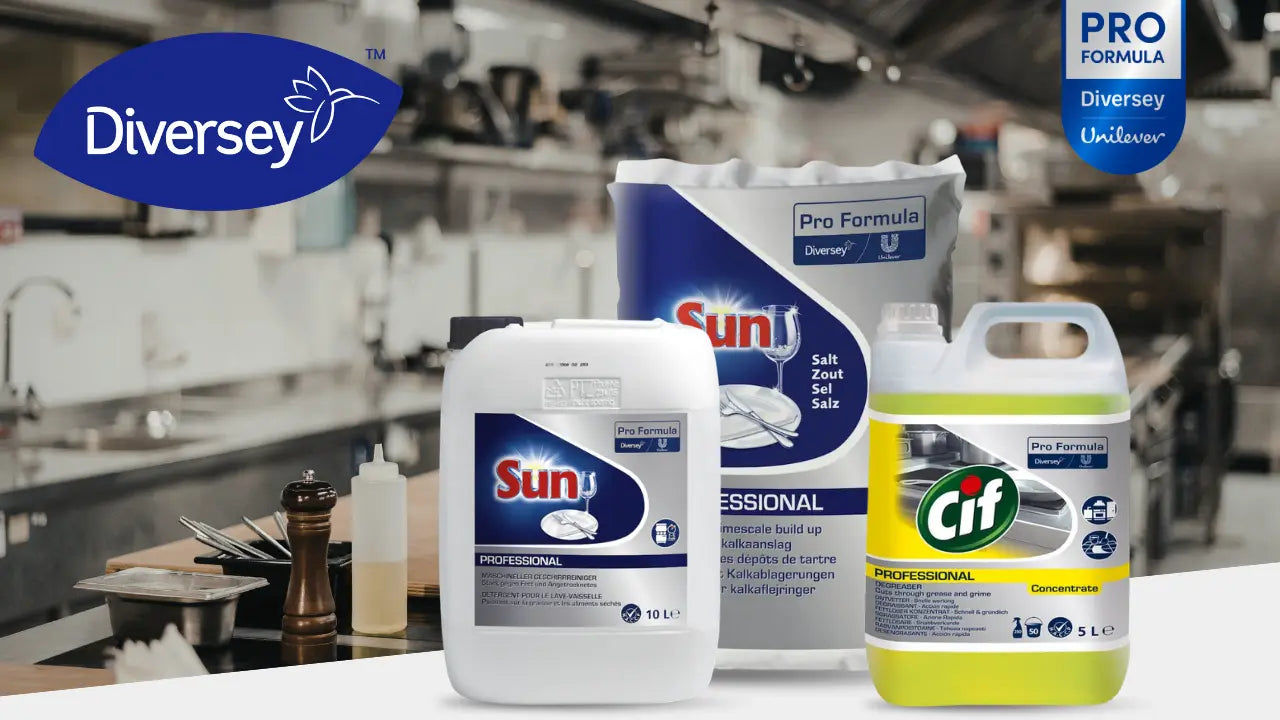 Diversey Pro Formula Reinigungsprodukte von Sun und Cif vor professioneller Küchenkulisse.