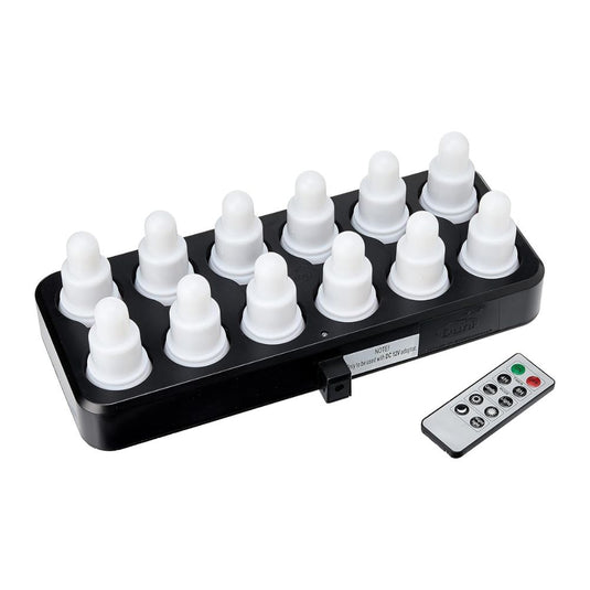 Eine schwarze Ladestation hält zwölf weiße, zwiebelförmige Leuchten aus dem Duni GmbH LED Set, Warmweiß & Multicolor - 12 Stück Farbwechsel Leuchten. Daneben befindet sich eine rechteckige Fernbedienung zur einfachen Steuerung von Farbe und Modus.