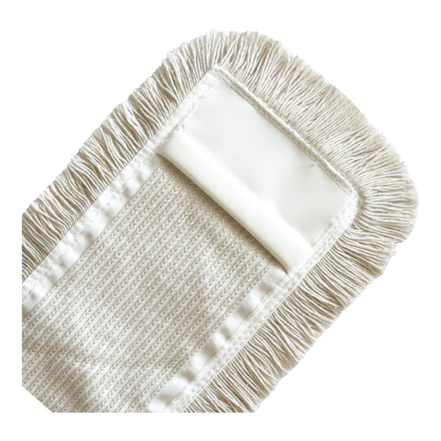 Eine Nahaufnahme des Arcora MULTI MOPP WEISS von Arcora International GmbH, ein cremefarbener Mikrofasermopp mit Fransen und strukturierter Oberfläche für die effiziente Reinigung von Industrieböden.