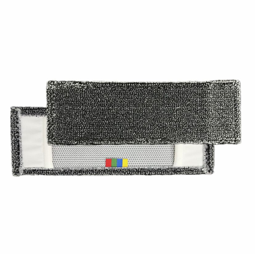 Ein rechteckiger grauer Arcora Excellent Scrub-Igel 2.0 Fc-Mop der Arcora International GmbH ist ausgestellt: Ein Pad mit einem weißen Netz in der Mitte und vier farbcodierten Quadraten liegt flach, während ein anderes teilweise darauf liegt.