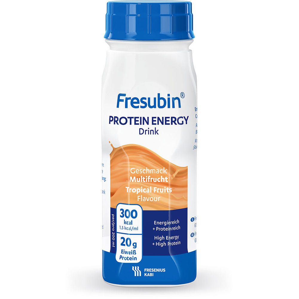 Eine 200-ml-Flasche Fresubin Protein Energy Drink der Fresenius Kabi Deutschland GmbH, Geschmacksrichtung Tropical Fruits, enthält 300 kcal und 20 g Protein pro Portion. Die weiße Flasche hat orangefarbene und blaue Akzente und trägt die Aufschrift "High Energy, High Protein".