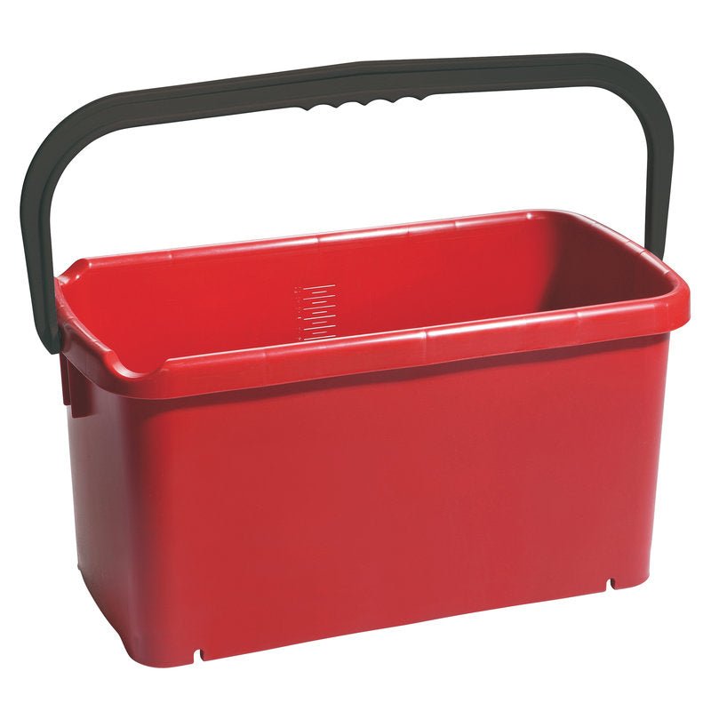 The BUCKET, SQUARE, PP by Haug Bürsten The KG container holds 20 L (480x235x230 mm), is made of red polypropylene, and has a large black handle. The interior is empty, the sides are smooth, and the bottom is slightly rounded.