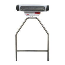 Der Novocal Infrarot Heizstrahler bietet zuschaltbare Wärmestrahlung und Temperaturverteilung und verfügt über ein Metallschutzgitter, zwei graue Endkappen und einen Edelstahlrahmen mit V-förmiger Halterung.