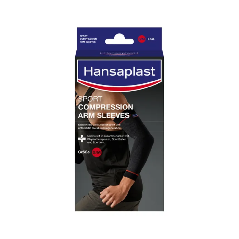 Auf der Verpackung der Hansaplast Sport Compression Arm Sleeves Größe S/M der Beiersdorf AG ist eine Person mit einem schwarzen Sleeve vor dunklem Hintergrund abgebildet. Das Produkt verspricht eine Unterstützung der Muskelleistung und eine verbesserte Durchblutung für eine verbesserte Muskelregeneration.