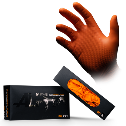 Eine erhobene rechte Hand trägt den orangefarbenen High Grip Einmalhandschuh aus Nitril, ALPHA von AMPri Handelsgesellschaft mbH, über einer XXL-Schachtel mit 50 Handschuhen, die eine Aussparung aufweist, die den orangefarbenen Einmalhandschuh im Inneren zeigt.
