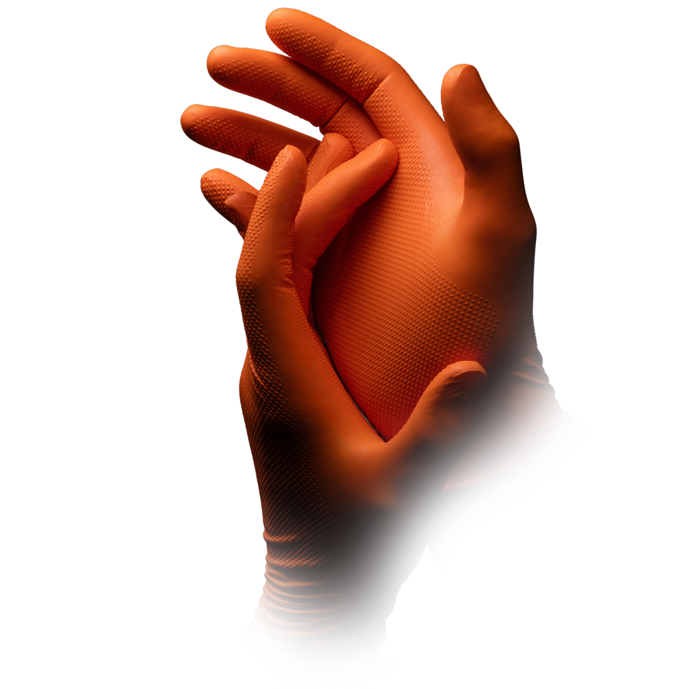 Zwei Hände, die einen orangefarbenen High Grip Einmalhandschuh aus Nitril, ALPHA von AMPri Handelsgesellschaft mbH tragen, werden vor einem schlichten weißen Hintergrund zusammengehalten, wobei der untere Teil in Weiß übergeht.