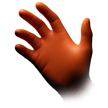 Eine Hand trägt einen orangefarbenen High Grip Einmalhandschuh aus Nitril, ALPHA von AMPri Handelsgesellschaft mbH, vor weißem Hintergrund mit nach vorne gerichteter Handfläche und leicht gespreizten Fingern.