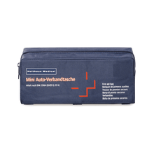 Die Holthaus Medical Mini-Verbandtasche Auto, hergestellt von Holthaus Medical GmbH & Co. KG, ist eine blaue Erste-Hilfe-Tasche, die den DIN-Normen 13164 entspricht. Sie ist rechteckig und mit einem Reißverschluss versehen und verfügt über Beschriftungen in Deutsch, Englisch, Französisch und Spanisch. Die sichtbare Beschriftung umfasst „Mini Auto-Verbandtasche“ und „Erste-Hilfe-Tasche“ und ist somit ideal für alle Auto-Notfälle.
