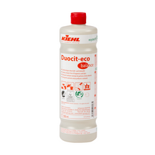 Eine 1-Liter-Kunststoffflasche Johannes Kiehl KG Kiehl Duocit-eco balance Sanitärreiniger ohne Duft- und Farbstoffe mit rotem Verschluss und weißem Etikett mit roten und schwarzen Produktinformationen, Symbolen und Anwendungshinweisen.