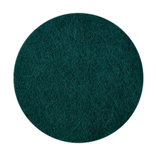 Ein Kiehl Woodmaster-Pad-Fine Schleifpad Körnung 120 rund der Johannes Kiehl KG, rund und dunkelgrün mit strukturierter Oberfläche und gleichmäßigen Kanten, steht auf weißem Grund - ideal für die präzise Holzbearbeitung.