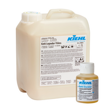 Eine 5L Johannes Kiehl KG Kiehl-Legnodur-TiGloss steht hinter einer 100ml Kiehl-Durator Flasche, beide mit detaillierten Etiketten für ihre selbstglänzende 2-Komponenten-Permanentbeschichtung für den Oberflächenschutz.