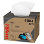 A brown cardboard box with the inscription "WypAll® X80 PowerClean - BRAG™ Box / White - 1 Brag Box x 160 Sheets | Carton (1 Box)" from Kimberly-Clark GmbH, with a white wiping cloth on top and product images for industrial cleaning.
