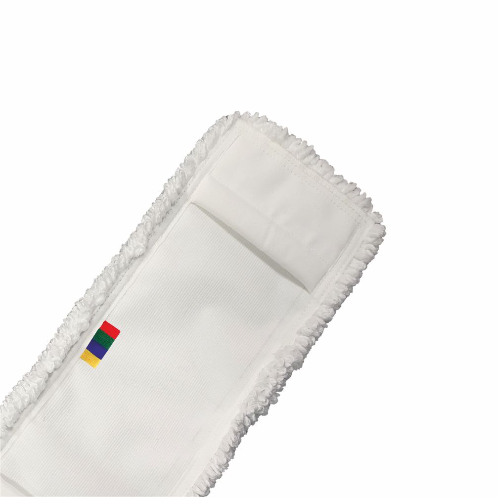 Eine Nahaufnahme des Arcora Micro Easy Db-Fc Mopp Weiss Mit Deckblatt von Arcora International GmbH, einem weißen, rechteckigen Mikrofasermopp mit strukturierten Kanten und einem kleinen Anhänger mit vier farbigen Streifen: rot, gelb, grün und blau.