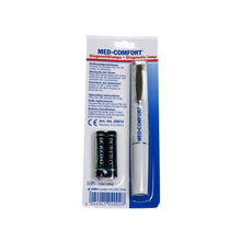 Die Med-Comfort Diagnostikleuchte (weiß) der AMPri Handelsgesellschaft mbH wird in einer Kunststoffverpackung mit einer stiftförmigen Lampe und langlebigen Batterien geliefert; Anleitung und Produktdetails sind auf der Packung aufgedruckt.