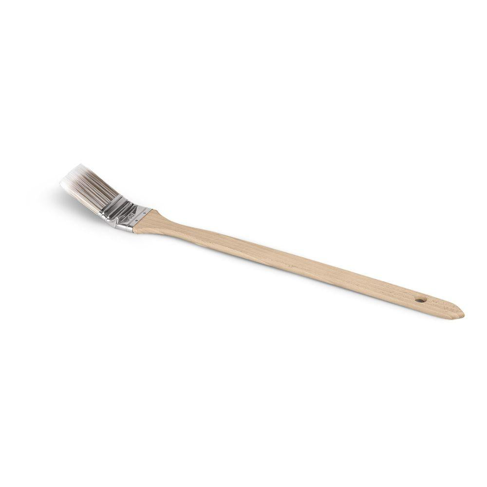 Der Nölle Profi Brush Prestige Heizkörperpinsel von Nölle Profi Brush Bürsten- & Pinseltechnik e.K. verfügt über einen langen Holzstiel und hochwertige, abgewinkelte Synthetikborsten. Die rostfreie Zwinge sichert die Borsten, und der Stiel verfügt über ein praktisches Aufhängeloch – perfekt für präzise Malarbeiten.