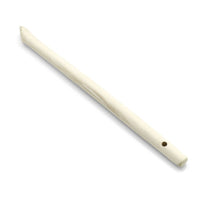Die weiße Kazoo aus Kunststoff hat wie der Nölle Profi Brush Winkelpinsel-Stiel eine schmale, längliche Form. Sie verfügt an einem Ende über ein rundes Mundstück und an der Seite über ein offenes Ende mit einem kleinen Loch.
