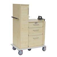 Der Novocal Patientenwagen zeichnet sich durch ein helles Holzdesign mit drei Schubladen, einem hohen Seitenschrank und einem Klemmbretthalter aus. Sein Vollkunststoffplatten-Fahrgestell sorgt für reibungslose Mobilität. Metallgriffe, abschließbare Schublade und rot-graue Räder bieten sicheren Transport.
