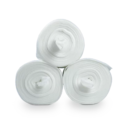 Drei Dr. Schumacher DESCO WIPES Vliestücher-Rollen der Dr. Schumacher GmbH sind in einem Dreieck auf hellem Grund gestapelt. In der Seitenansicht zeigen die Rollen ihr kreisrundes, konzentrisches Muster, ideal für den Einsatz von Vliestuchspendersystemen.