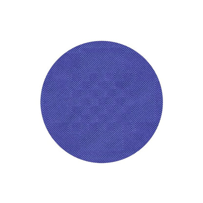 Der Artikel ähnelt mit seiner strukturierten Oberfläche mit geometrischen Mustern einer eleganten Tischdekoration, ähnlich dem Papiertischtuch mit Damastprägung der PAPSTAR GmbH.