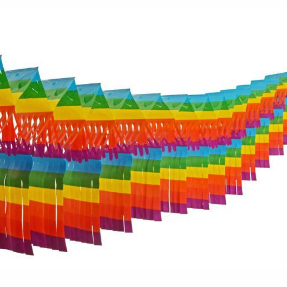 Bunte Papierschlangen, die das PAPSTAR Großraumgirlande-Papier widerspiegeln, sind in parallelen Linien angeordnet. Jede schwer entflammbare Schlange besteht aus rechteckigen Abschnitten in einer sich wiederholenden Regenbogensequenz: Grün, Gelb, Orange, Rot und Blau. Diese Schlangen verstärken die festliche Atmosphäre vor einem schlichten weißen Hintergrund.