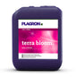 Eine große, dunkelviolette Flasche des Plagron Terra Bloom-Nährstoffs von Bertels B.V. fällt mit ihrem auffälligen „Terra Bloom“-Etikett auf. Ideal für die Blütenbildungsphase, ist es die perfekte Wahl für Blütendünger.
