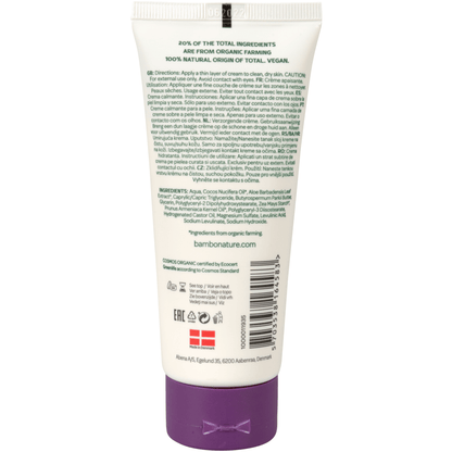 Auf einer weißen Plastiktube mit lila Kappe steht grüner Text mit Hinweisen, Vorsichtsmaßnahmen, Inhaltsstoffen, Zertifizierungen und Kontaktinformationen. In der Mitte des Etiketts steht "bamfordnature.com". Die Bambo Nature Pflegecreme der Abena Re-Seller GmbH ist farb- und parfümfrei.