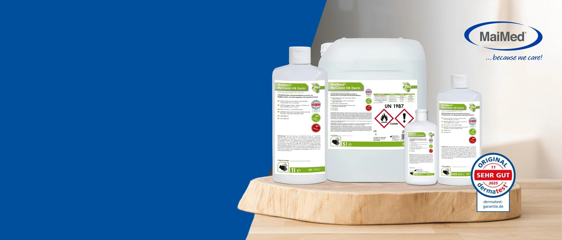 MaiMed Desinfektionsprodukte in verschiedenen Größen (Flaschen und Kanister) stehen auf einer Holzplatte vor neutralem Hintergrund. Links ist eine blaue Fläche, rechts oben das MaiMed-Logo mit dem Slogan „because we care!“. Unten rechts ist ein Dermatest-Siegel „SEHR GUT 2025“ zu sehen.