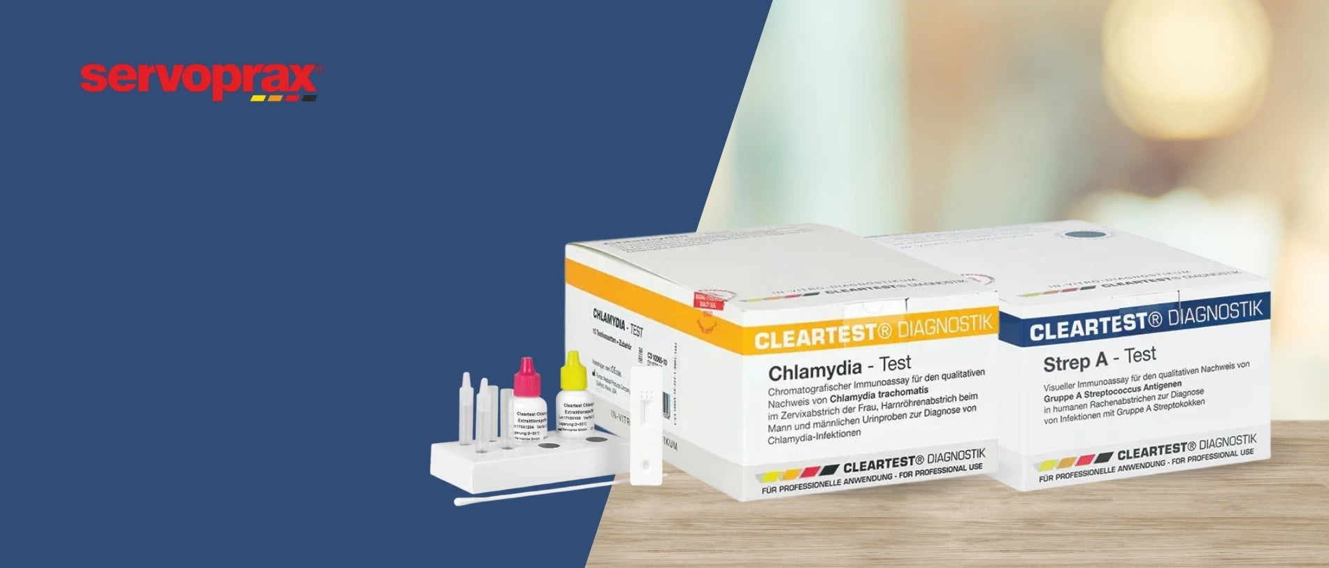 Werbebild von Servoprax: Links oben steht das rote Servoprax-Logo auf dunkelblauem Hintergrund. Rechts sind zwei Diagnostik-Testkits der Marke Cleartest auf einem Holztisch zu sehen, darunter ein Chlamydia-Test und ein Strep-A-Test. Vor den Packungen liegen Testzubehör und kleine Reagenzfläschchen. Der Hintergrund ist unscharf und hell.