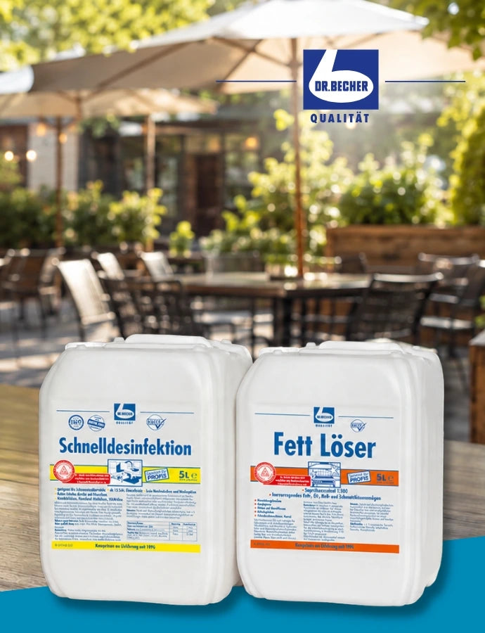 Werbebanner mit zwei Dr. Becher Produkten, Schnelldesinfektion und Fett Löser, auf einem Tisch vor einer sonnigen Restaurantterrasse.