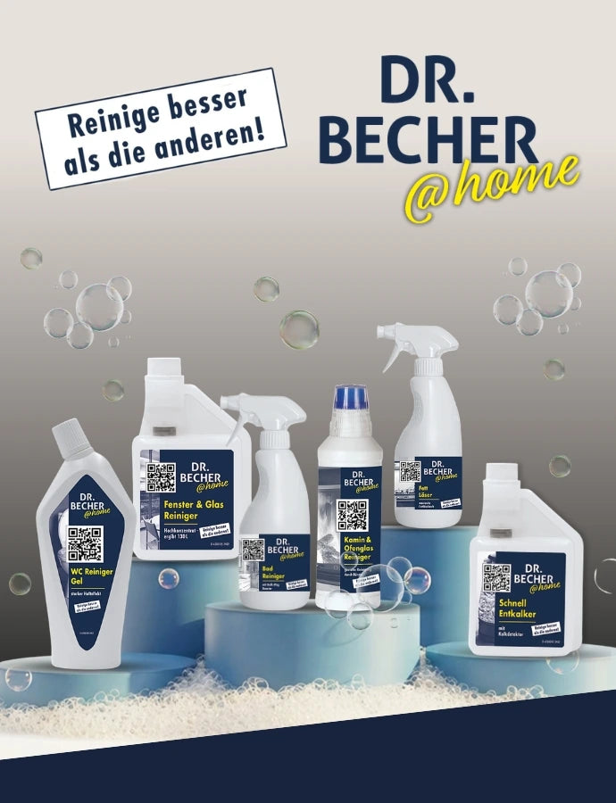 Dr. Becher @home Reinigungsprodukte (WC-Reiniger, Glasreiniger, Badreiniger, Ofenglasreiniger, Entkalker) auf Podesten mit Schaum und Seifenblasen, dazu der Slogan „Reinige besser als die anderen!“ vor hellem Hintergrund.
