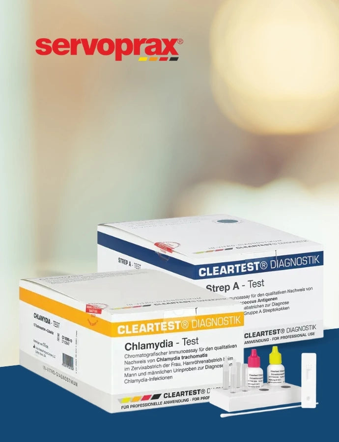Werbebild von Servoprax mit zwei Diagnostik-Testkits auf blauem Untergrund: Im Vordergrund steht ein Cleartest Chlamydia-Test, dahinter ein Cleartest Strep-A-Test. Rechts davor liegen Testzubehör, kleine Reagenzfläschchen, Tupfer und eine Testkassette. Oben links ist das rote Servoprax-Logo zu sehen, der Hintergrund ist hell und unscharf.