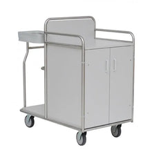 Der Novocal Stationswagen verfügt über einen robusten, vollverschweißten Edelstahlrahmen, vier Räder, einen weißen zweitürigen Schrank, eine flache Platte mit Seitenablage und ein stabiles Metallgeländer - ideal für den medizinischen Einsatz.