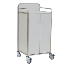 Der Novocal Stationswagen verfügt über einen Edelstahlrahmen mit vollverschweißten Rundrohrverbindungen, zwei Schranktüren, vier graue Rollen und Metallgeländer, ideal für die mobile Lagerung und den Transport in Krankenhäusern oder Pflegeeinrichtungen.