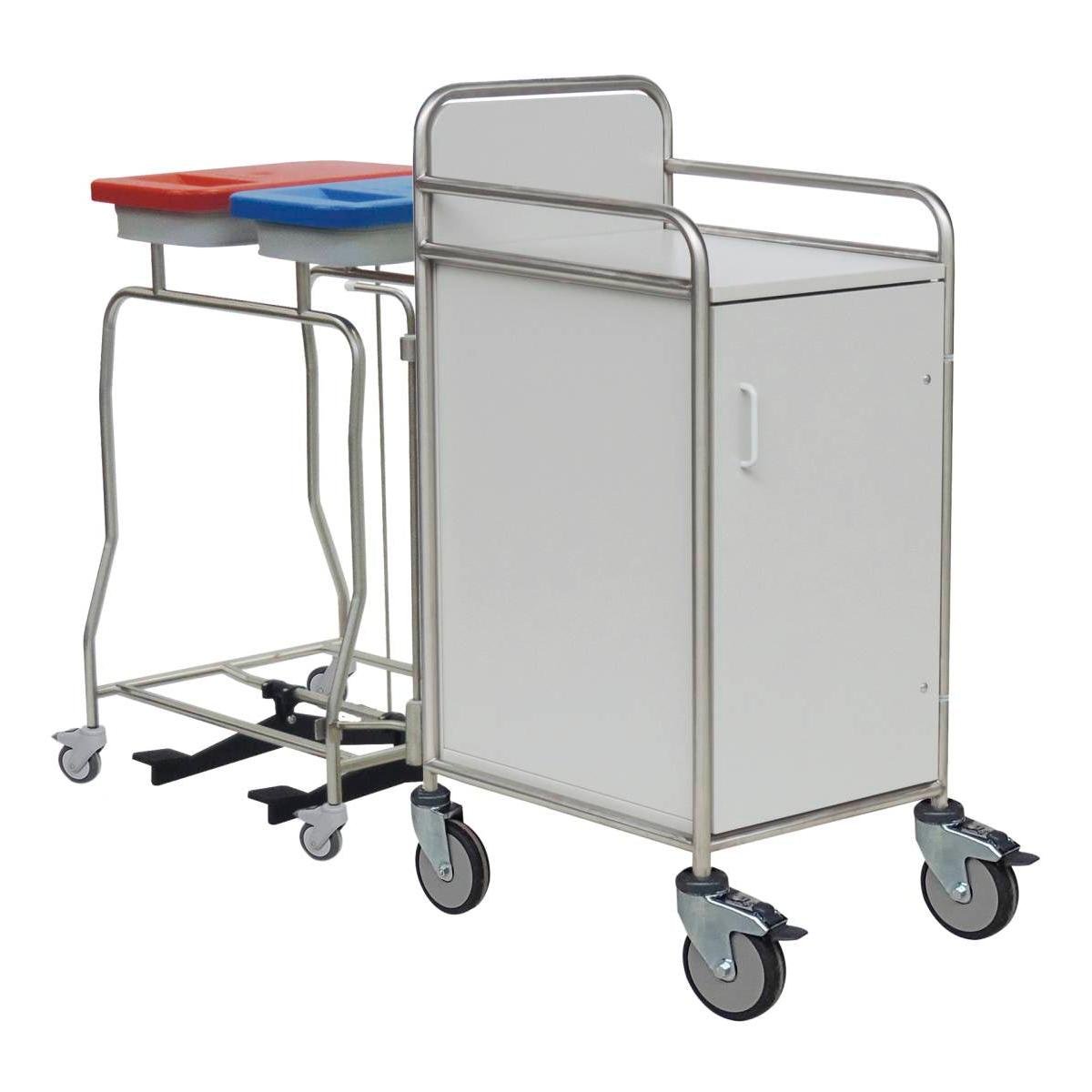 Der Novocal Stationswagen verfügt über einen Edelstahlrahmen mit vollverschweißten Verbindungen, vier Räder, einen weißen Schrank mit Griff und Tür sowie zwei hintere Abfalleimer - einen mit rotem und einen mit blauem Deckel - ideal für Pflegeeinrichtungen.