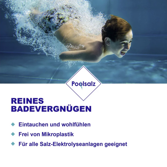 Ein kleiner Junge schwimmt lächelnd mit offenen Augen unter Wasser in einem Pool. Darüber enthält eine Rautengrafik das Wort „Poolsalz“. Nachfolgend drei Punkte: „Eintauchen und wohlfühlen“, „Frei von Mikroplastik“ und „Für alle Salz-Elektrolyseanlagen geeignet.“