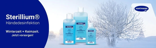 Werbebanner für Sterillium® Händedesinfektion von Hartmann. Links auf dunkelblauem Hintergrund steht der Text ‚Sterillium® Händedesinfektion – Winterzeit = Keimzeit. Jetzt vorsorgen!‘. Rechts sind mehrere blaue Sterillium-Flaschen vor einer winterlichen Landschaft mit vereistem Baum dargestellt.
