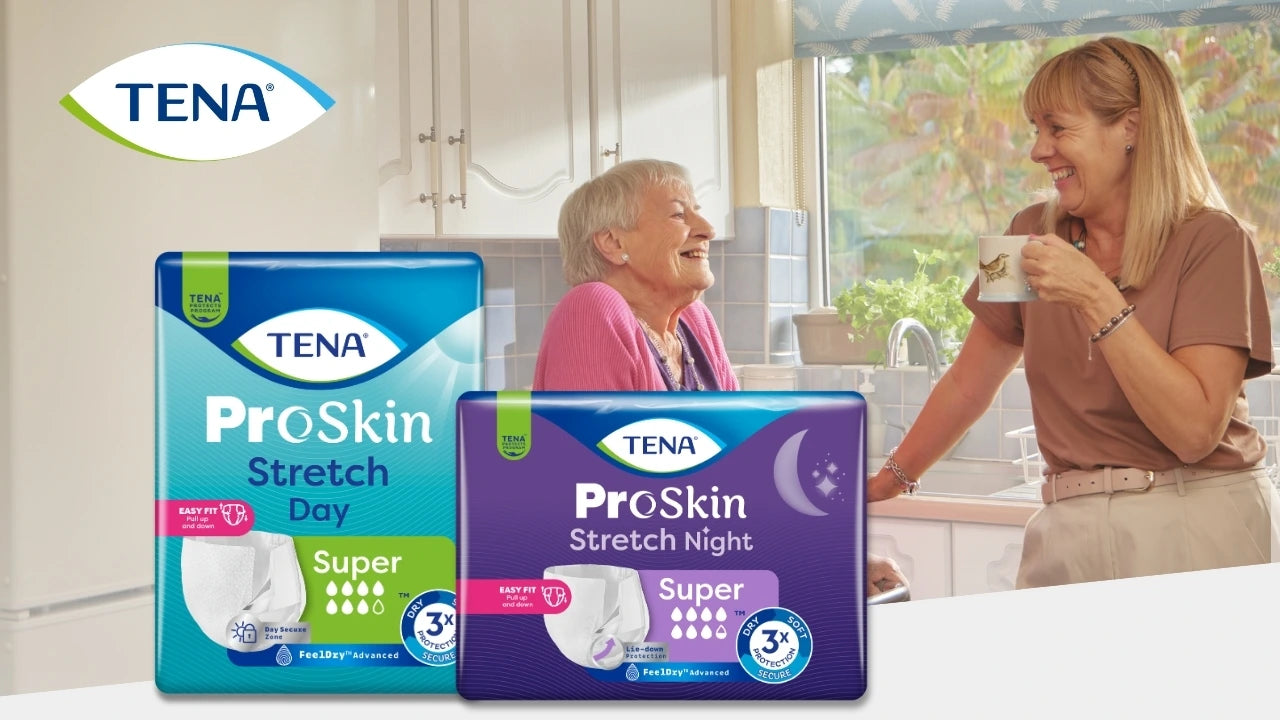 TENA ProSkin Banner mit zwei Produktverpackungen für Stretch Day und Stretch Night im Vordergrund. Im Hintergrund sitzen zwei lächelnde Frauen in einer hellen Küche zusammen, eine davon mit einer Tasse in der Hand. Links oben ist das TENA Logo zu sehen.