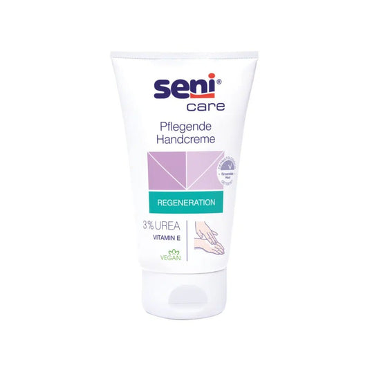 Das Bild zeigt eine Tube der pflegenden Handcreme Seni Care der TZMO Deutschland GmbH vor einem weißen Hintergrund. Das Etikett weist auf die Attribute „Regeneration“ und „Vegan“ hin und hebt die 3%ige Urea-Formel mit Vitamin E für feuchtigkeitsspendende Wirkung hervor.