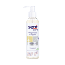 Eine 200-ml-Flasche Seni Care Pflegendes Körperöl von TZMO Deutschland GmbH mit Pumpspender und deutschem Etikett mit „+“-Symbol trägt die Aufschrift „Aktivierung“ und „Vitamin E“. Dieses vegan-freundliche Öl ist perfekt für empfindliche Haut und spendet mit seiner klaren, flüssigen Formel essentielle Feuchtigkeit.