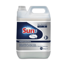 Bild eines 5-Liter-Krugs mit der Aufschrift „SUN Professional Klarspüler für Hartwasser“ von Diversey Deutschland GmbH & Co. OHG, mit saurem Klarspüler zur Vermeidung von Kalkablagerungen. Ideal für gewerbliche Spülmaschinen, sorgt es für schnelles Trocknen und ist perfekt für hartes Wasser geeignet. Die Kanne verfügt über einen Griff und einen Ausgießer sowie einen mehrsprachigen Text.