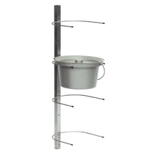 Die Novocal Toiletteneimer-Wandhalterung aus Edelstahl bietet platzsparende Aufbewahrung für bis zu 4 Toiletteneimer, wird an der Wand montiert und eignet sich für Eimer mit Henkel und Deckel. Gesamtmaße: 260 x 2, Packung (1 Stück).