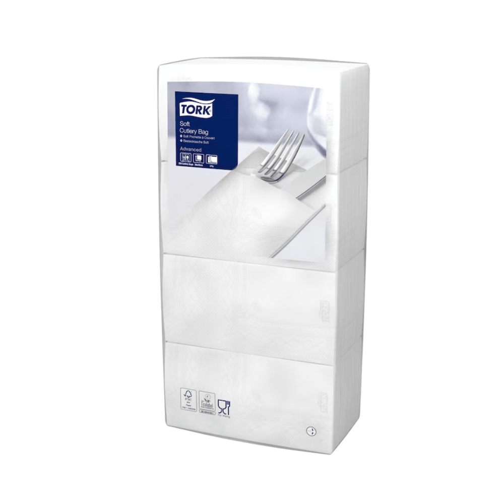 Abgebildet ist eine Packung Tork 13662 Tork Soft Guten Appetit Bestecktasche | Karton (6 Packungen), überwiegend in weißer Verpackung mit blauem Etikett oben. Sie zeigt das Bild einer um eine Gabel gefalteten Papierserviette, hergestellt aus hochwertigem dreilagigem Papier. Die Marke ist TORK - Essity Professional Hygiene Germany GmbH.