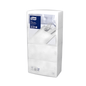 Abgebildet ist eine Packung Tork 13662 Tork Soft Guten Appetit Bestecktasche | Karton (6 Packungen), überwiegend in weißer Verpackung mit blauem Etikett oben. Sie zeigt das Bild einer um eine Gabel gefalteten Papierserviette, hergestellt aus hochwertigem dreilagigem Papier. Die Marke ist TORK - Essity Professional Hygiene Germany GmbH.