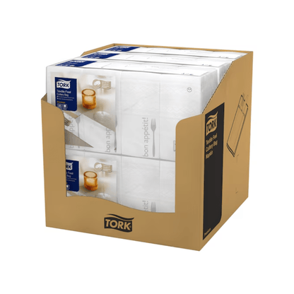 Ein Karton mit sechs Packungen Tork 13662 Tork Soft Guten Appetit Bestecktaschen-Servietten, jede mit einem blauen Etikett. Die Verpackung ist mit einer Abbildung von Messer, Gabel und Glas sowie dem Satz „Guten Appetit“ verziert und verkörpert mit jedem Tork Soft-Produkt der Essity Professional Hygiene Germany GmbH Eleganz beim Essen.