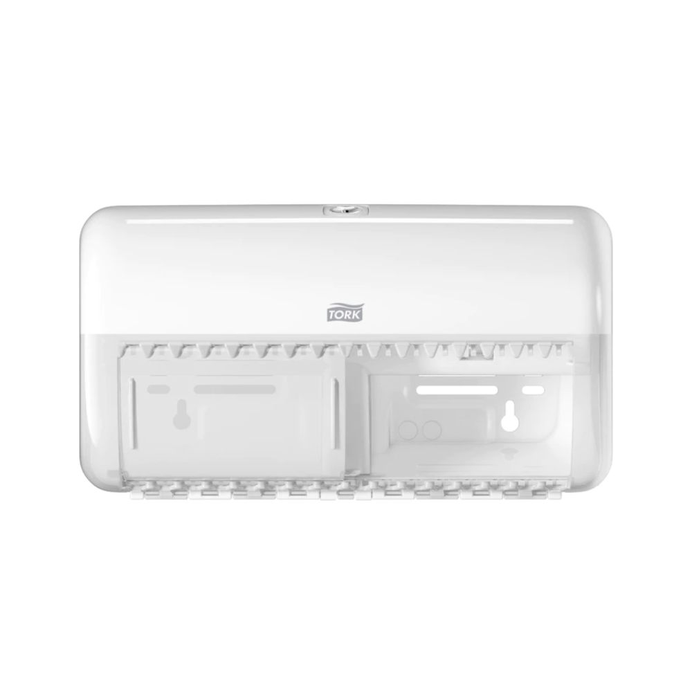 Der Tork 557000 Spender für Kleinrollen Toilettenpapier Elevation T4 von TORK – Essity Professional Hygiene Germany GmbH präsentiert ein Elevation-Design mit transparenter Abdeckung, ideal für die Wandmontage. Dieser weiße Spender wird leer präsentiert, wodurch seine innere Struktur und der sichere Verschlussmechanismus oben hervorgehoben werden.