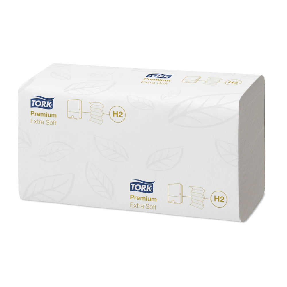 Präsentiert wird eine rechteckige Packung Tork Xpress® 100297 extra-weiche Multifold-Handtücher H2 in weißer Verpackung mit dezentem Blattmuster. Die Worte „Tork Xpress®“ und „H2“ sind in Blau und Gold gedruckt und spiegeln die Premiumqualität von TORK – Essity Professional Hygiene Germany GmbH wider.