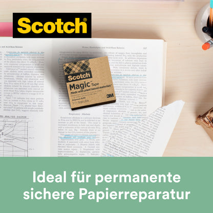 Eine Schachtel 3M Scotch® Magic™ Klebeband (19 mm x 33 m, 14 Rollen/Packung) mit 66 % pflanzlichem Klebstoff liegt auf einem offenen Buch. Im Set: GRATIS Scotch® Abroller C38 in Schwarz. Ideal für permanente sichere Papierreparatur.