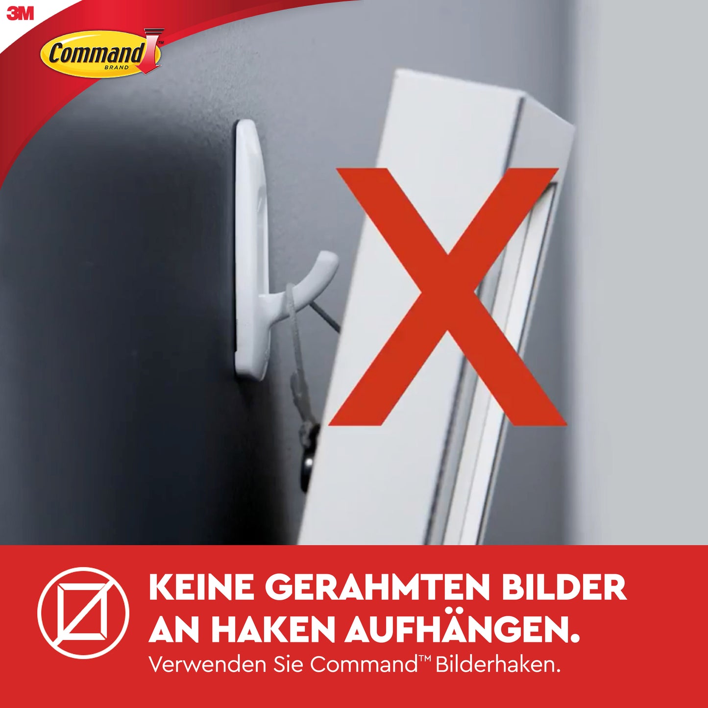 Ein gerahmtes Bild hängt schief an einem normalen Haken mit der Aufschrift "Haken Aufbewahrung" und einem roten X. Der deutsche Text rät davon ab und empfiehlt den 3M Command™ Medium Designer-Haken, 17081-FGN für die Ordnung Zuhause.